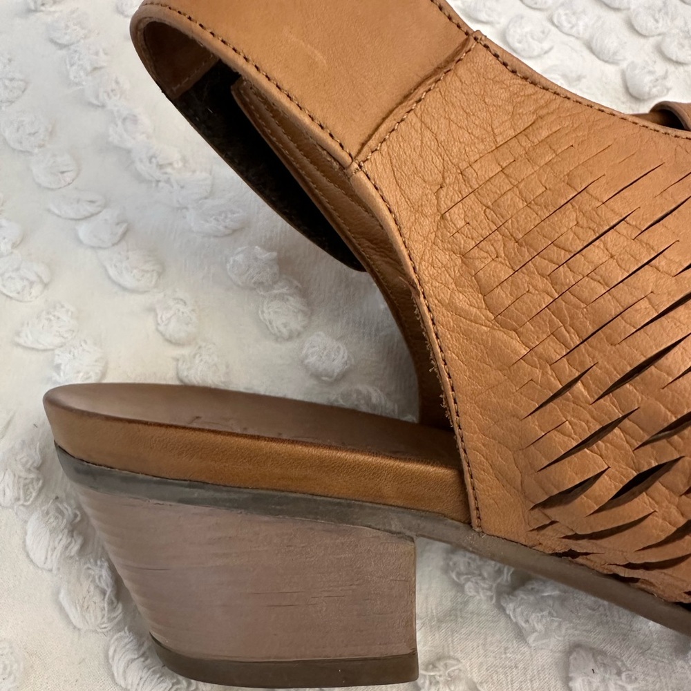 Bueno Lacey Leather Cutout Mid-Heel Sandal - Picture 3 of 6